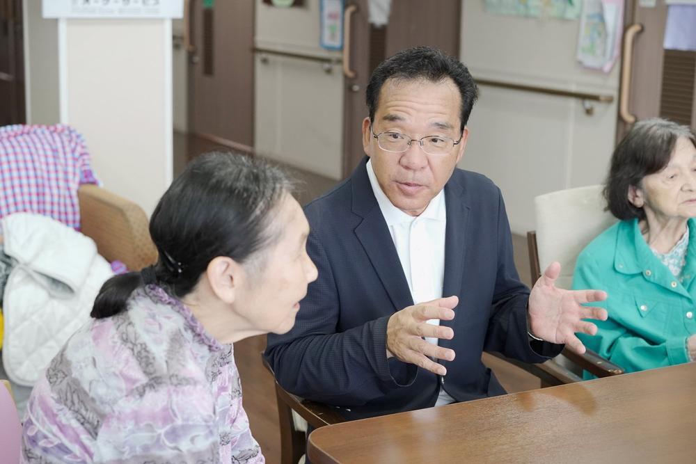 高齢者の声を聞く様子
